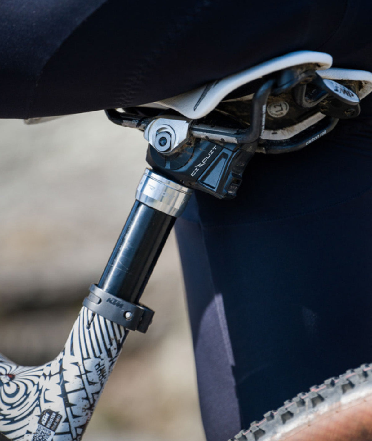 Teleskopowa sztyca podsiodłowa KS Rage Circuit 30,9 x 505 mm z akumulatorem, ładowarką i pilotem