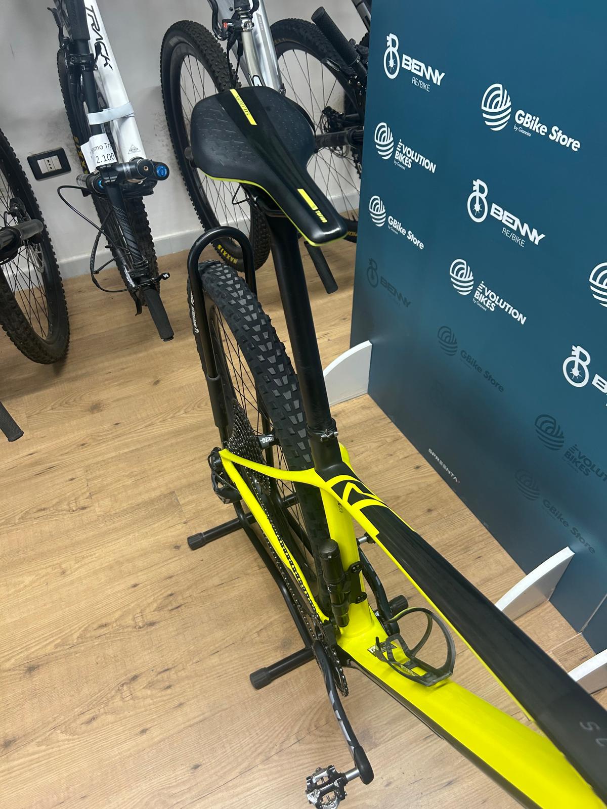 Scott RC World Cup scales Size M - Used