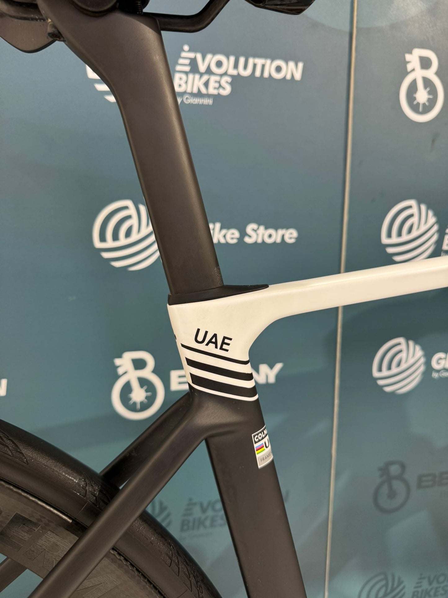 Colnago V5Rs Dura-Ace R9270 Di2 12v Léger Taille 45,5 - Occasion